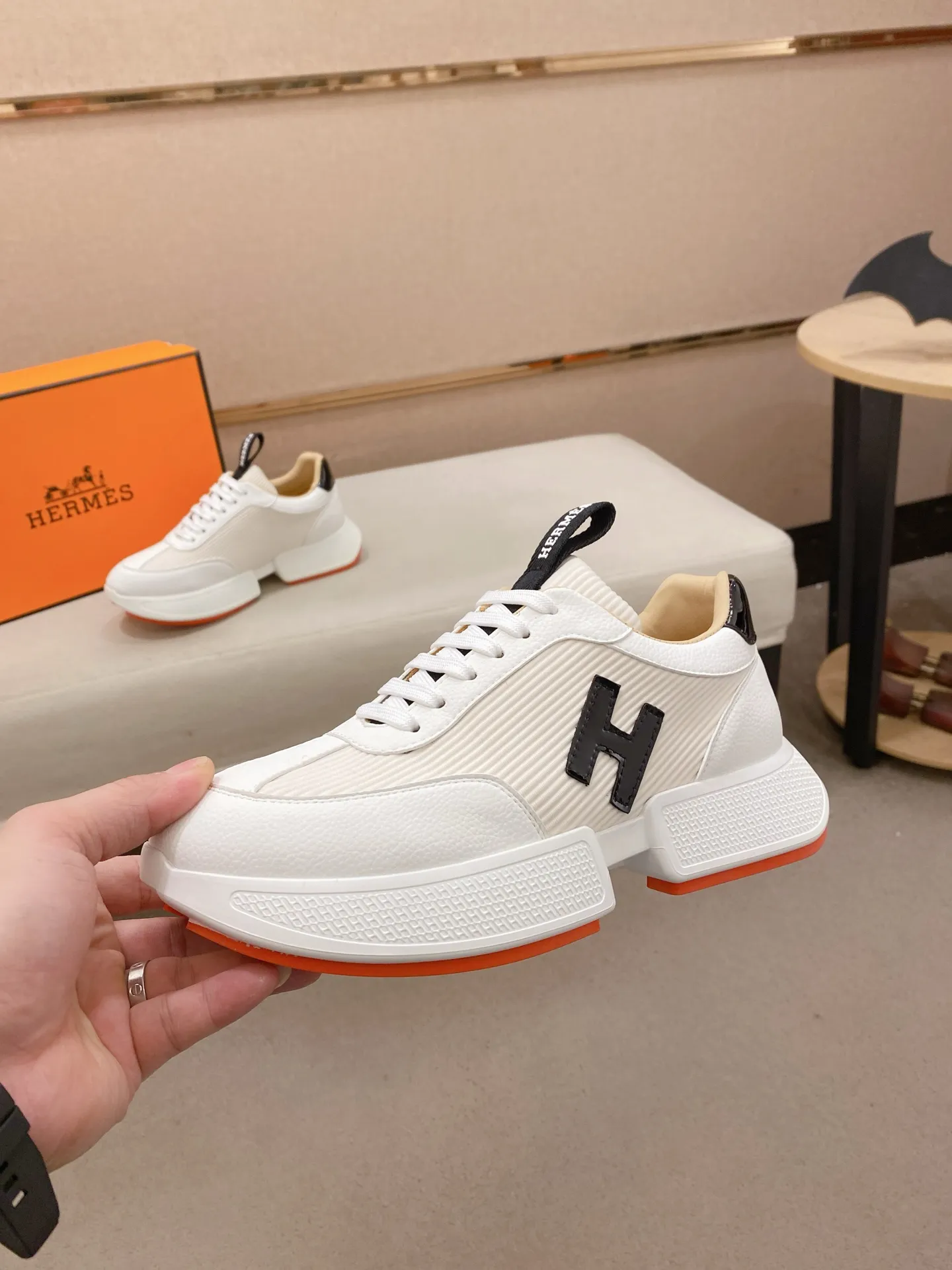 Ex-factory price: 460💰《HERMES》【Classic original single version】Hermès; top 🔝purchasing agent🔍🔍men's latest 🇺🇸 counter sales simultaneously, imported from Italy original ▲▲cowhide ▲▲ (high-end, nobility, class) ) Exquisite workmanship (Italian 🇮🇹 imported water-dyed 🐂 cowhide lining) sole: original sole provided by the original factory, ⚠️exclusive double-layer activity·TPR·rubber·combined molded outsole; super comfortable·wear-resistant·non-slip·environmental protection The real thing is more beautiful if you take the real thing (high quality, follow the order). You can enter and exit the counter at will * Number of yards: 38-44 (45 can be customized and cannot be returned or exchanged)